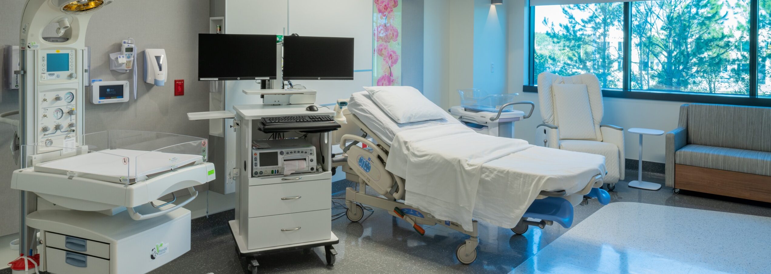 labour room,delivery bed,baby cot,suction unit,birthing bed